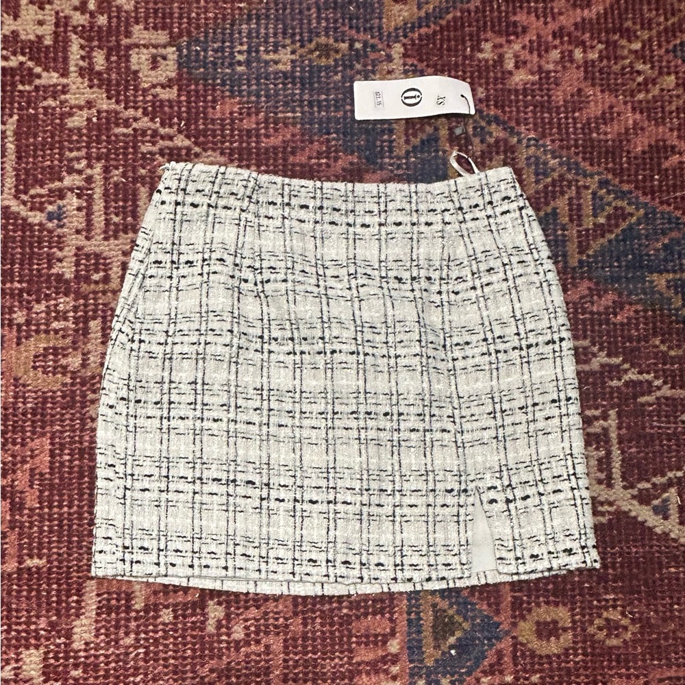 Elegant White and Black & Sliver Tweed Skirt